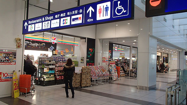 空港内のセブンイレブン